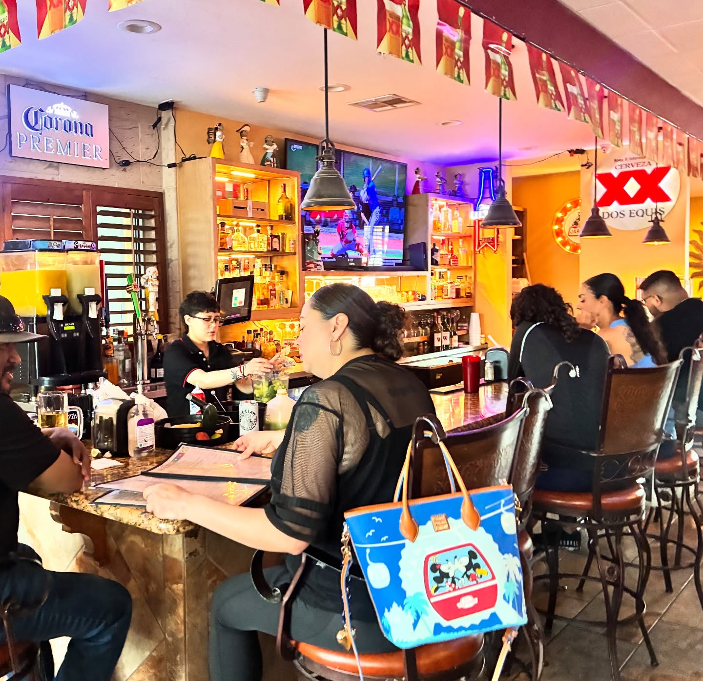 Gente Sentada En La Barra 001